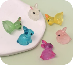 Figurin mini lapen résine - kolore, bèl ak plen cham